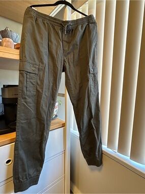 Buffalo David Bitton- Men's fit Olive Cargo Jogger Pants. NWT.